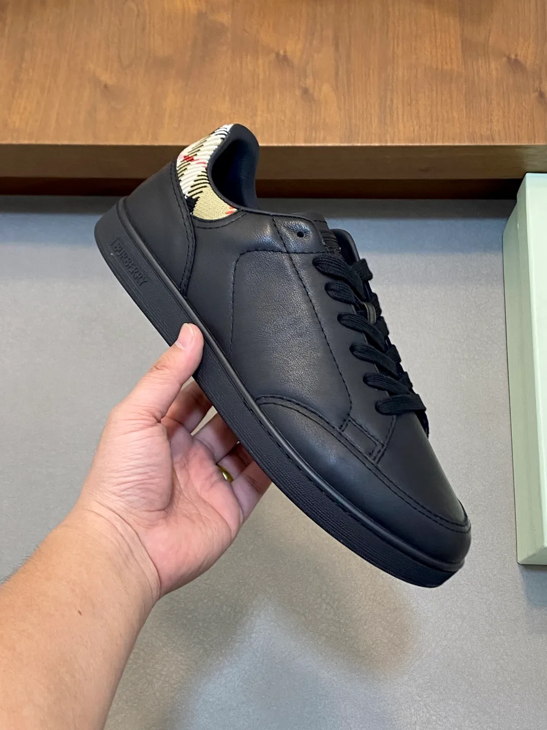Men's Men's Shoes💰400【New Style】🐑🐑𝐁𝐔𝐑𝐁𝐄𝐑𝐑𝐘# Burberry's new war horse plaid casual sneakers, new terrace casual sneakers·Burberry's classic elements, super comfortable shoes··Knight blue anti-slip soles Finally I saw the latest diagonal plaid sneakers, the color is really nice and can be worn with any kind of sneakers. The sneakers are made of cotton blended fabric. Crafted in an Italian workshop, it features a worsted Burberry check pattern. Featuring a mesh lining and checkered laces, the rubber sole features the archive Burberry monogram. From Burberry's iconic collection, these wardrobe staples are interpreted with the brand's signature style. The round toe and tongue are embellished with the Equestrian Knight logo (EKD) label, leather insole, and the sole is embellished with the Burberry letter logo size: 38-44 (customized for 45 and 46)